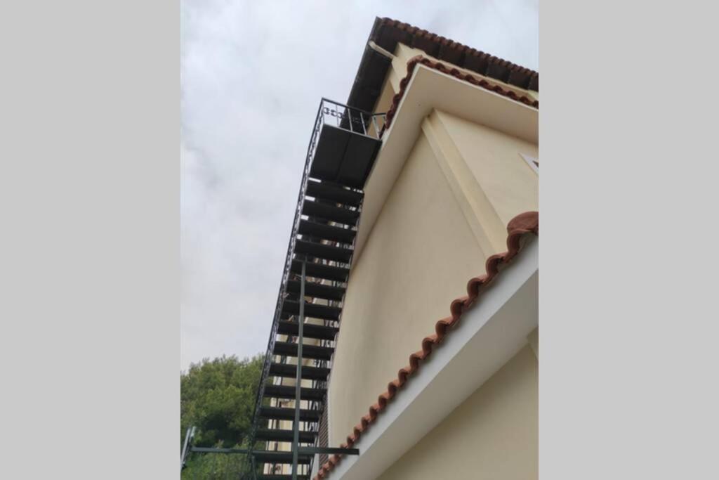 Artemis Penthouse 10 Minute From National Airport Villa Exterior photo